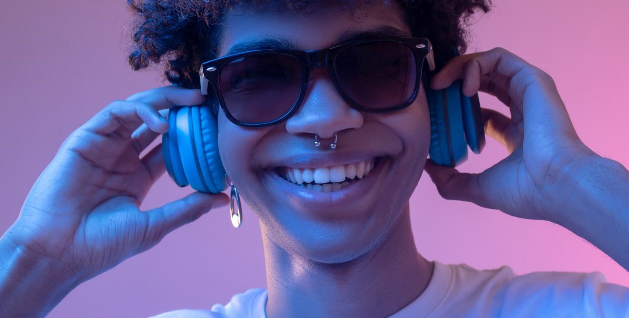 happy-guy-dark-skinned-guy-min